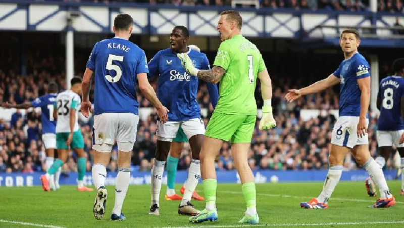 Newcastle vẫn chưa thể yên tâm về đích